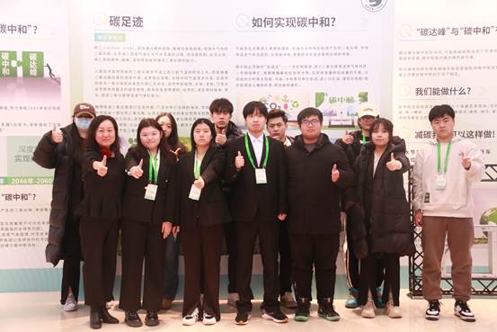 一群人站在一起合影描述已自动生成