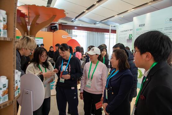 一群人站在室内描述已自动生成